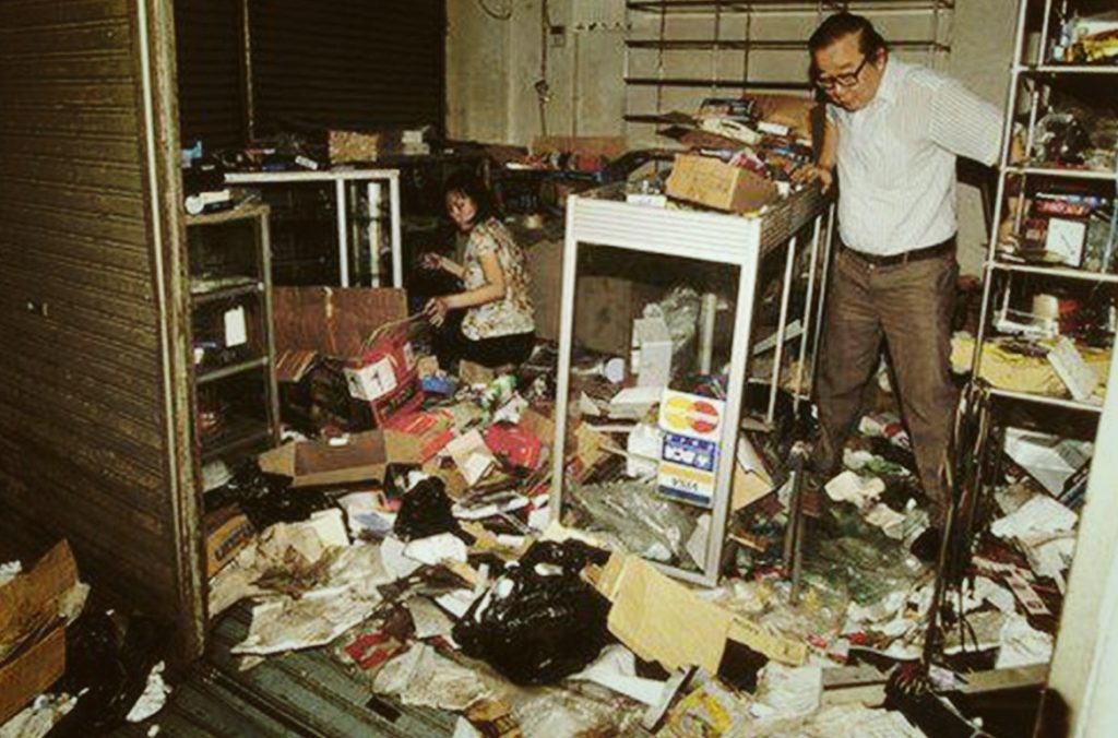 Salah satu korban penjarahan Mei 1998 (foto: BBC Indonesia)