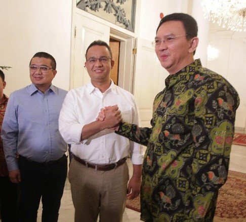 Erwin Aksa (paling kiri) saat menemani Anies mengunjungi Ahok di Balai Kota (Foto: detik.com)