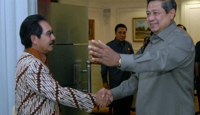 SBY berjabat tangan dengan Ketua Komisi Pemberantasan Korupsi (KPK), Antasari Azhar, di Kantor Kepresidenan, Jakarta, pada tahun 2009 lalu