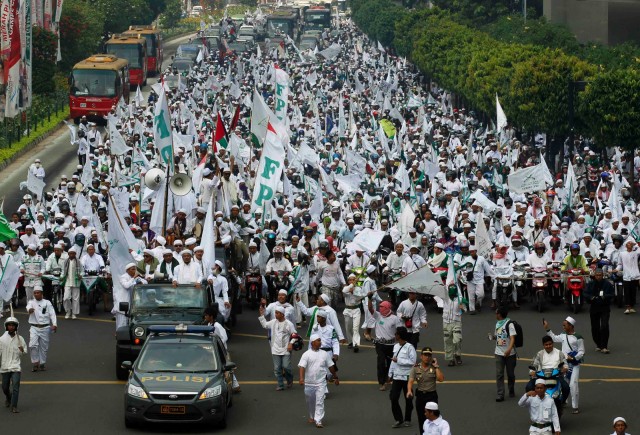 Anggota Rombongan Pembela Islam Indonesia (FPI) di jalan raya di Jakarta 30 Juli 2011 menuntut pemerintah membubarkan sekte Ahmadiyah (Foto: REUTERS)