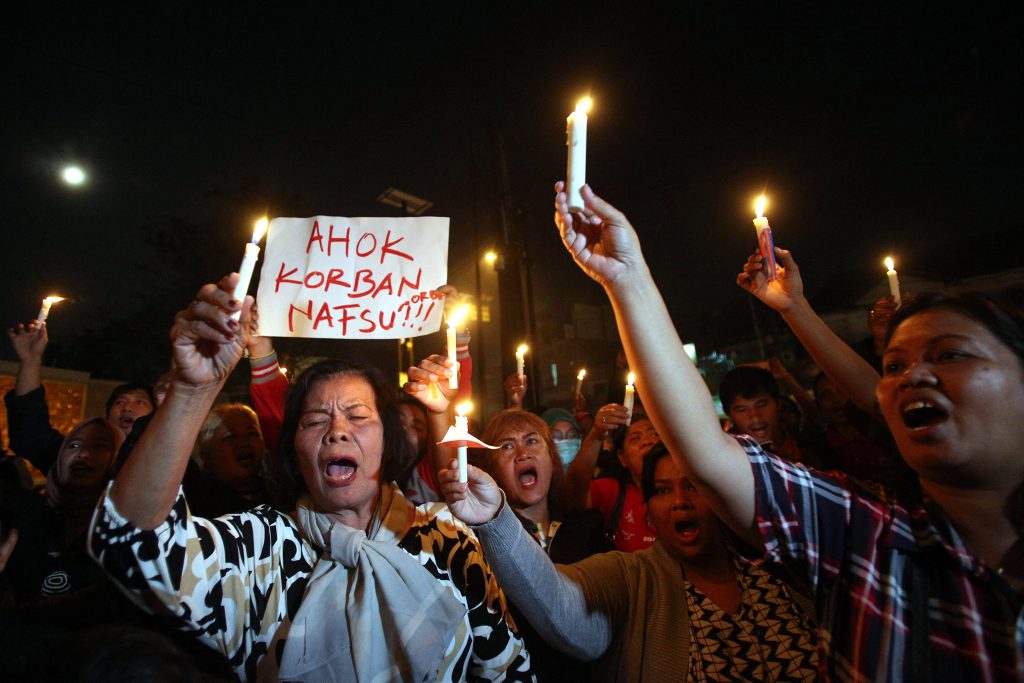 Sejumlah simpatisan Basuki Tjahaja Purnama atau Ahok menyalakan lilin di depan gerbang Mako Brimob, Kelapa Dua, Depok, Jawa Barat, Rabu (10/5). (sumber: ANTARAFOTO)