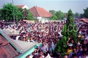 Keadaan sidang pembunuhan Marsinah, 1993 (foto: Dokumentasi Tempo)