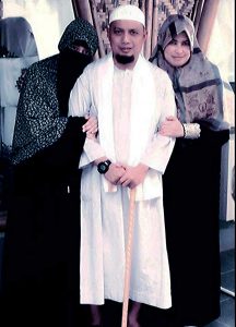 Ustadz Arifin Ilham bersama kedua istrinya (foto: istimewa)