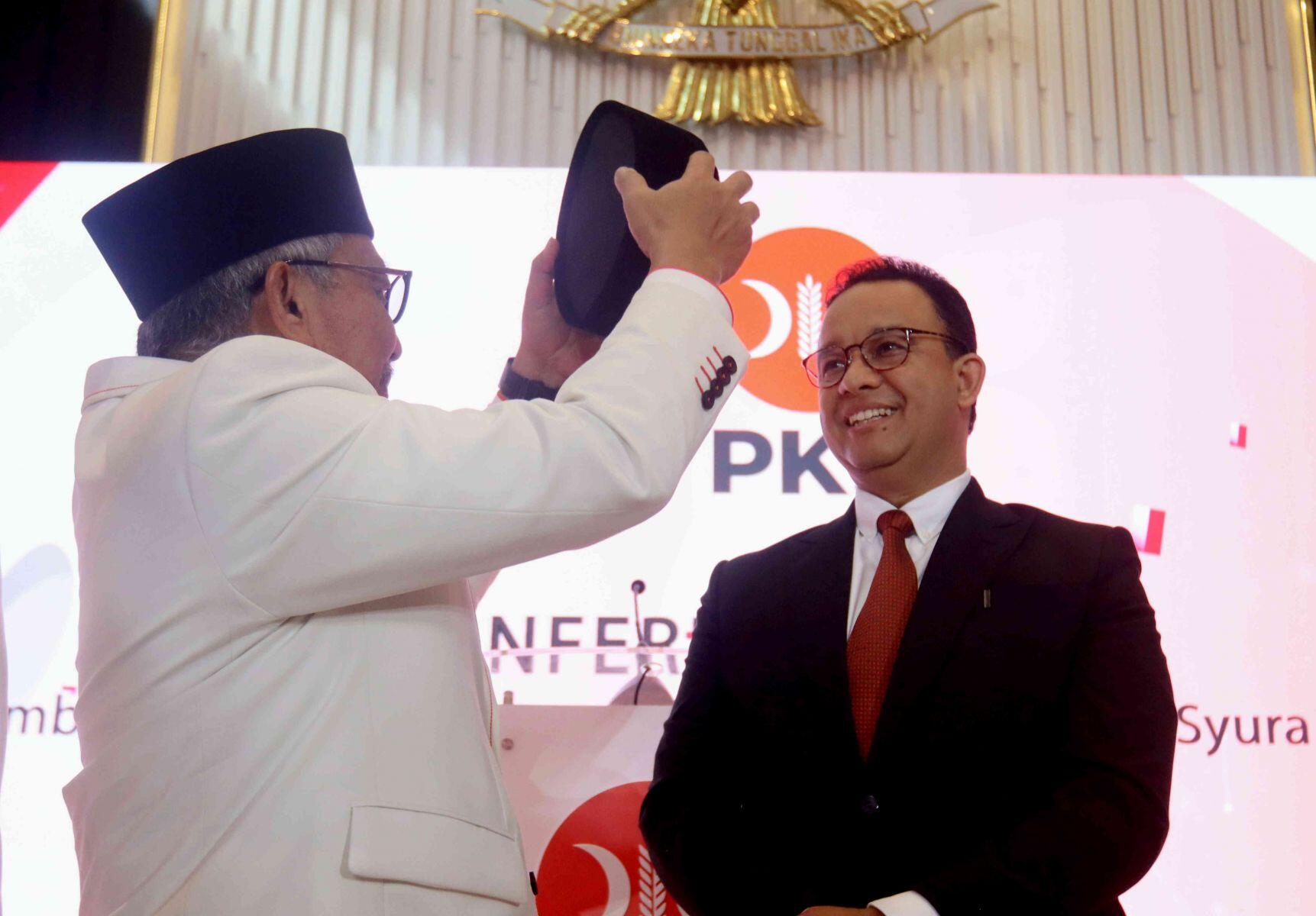 PKS Dekonstruksi Peci Hitam Soekarno?