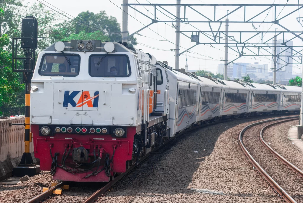 kereta api penumpang kelas eksekutif.