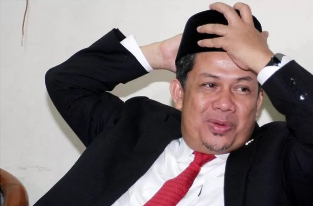 Fahri Jilat Ludahnya Sendiri