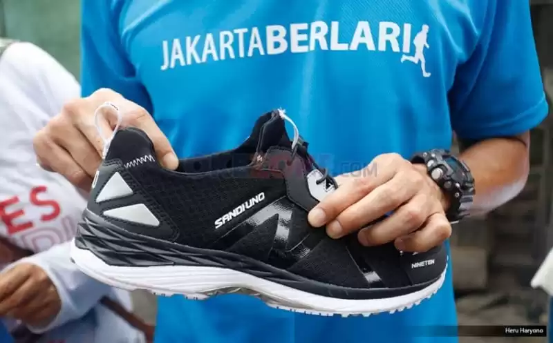 Pikat Milenials Sandiaga Pamer Sepatu