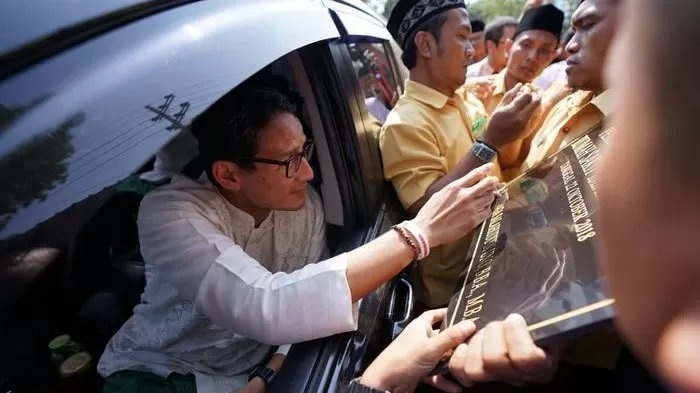 Sandiaga Dihadang Emak-Emak