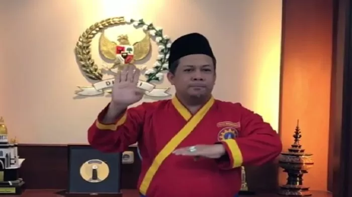 Fahri Lempar Batu Kena Sendiri