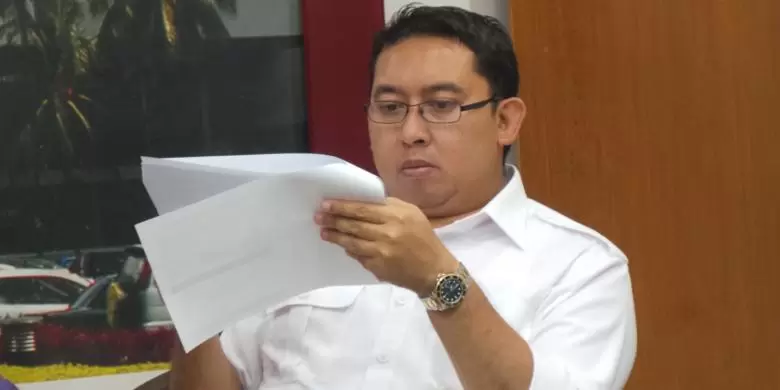 Fadli Lupa Bercermin Tulis Puisi