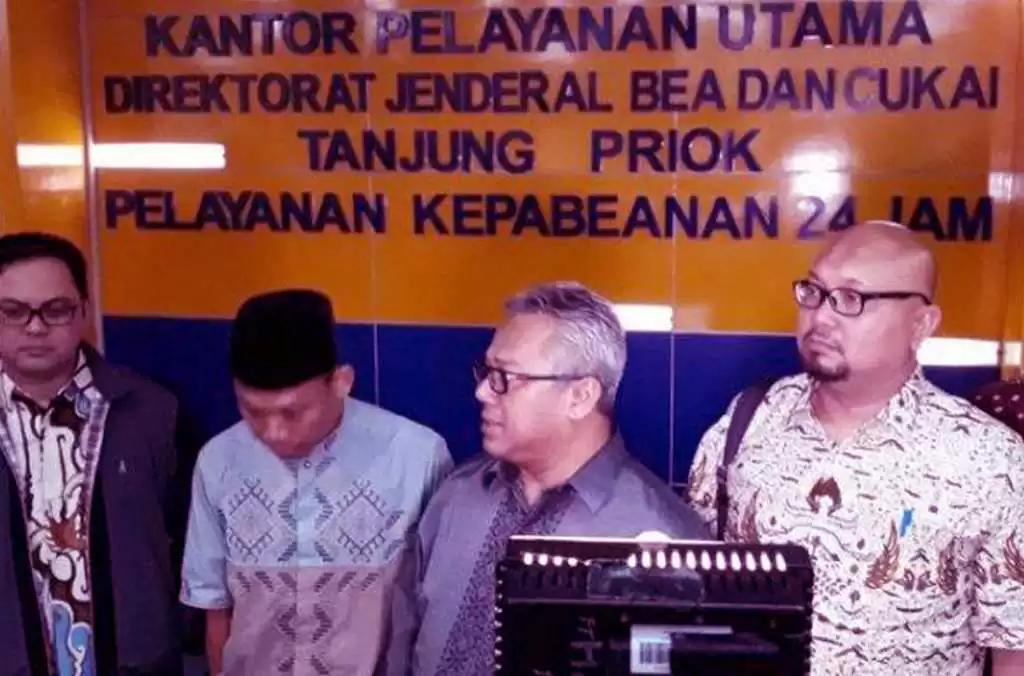 Paradoks Pilpres dalam 7 Kontainer