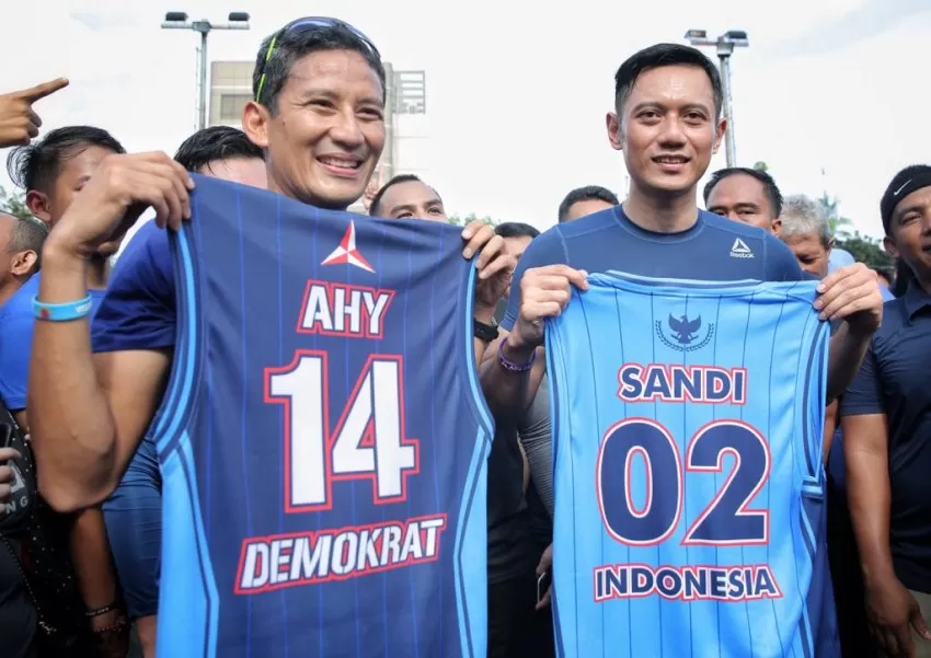 Sandiaga Uno bermain basket bersama AHY