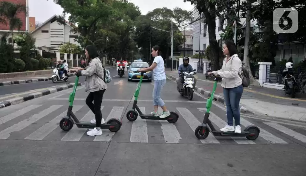 Skuter Anies di Jakarta, Politis ?