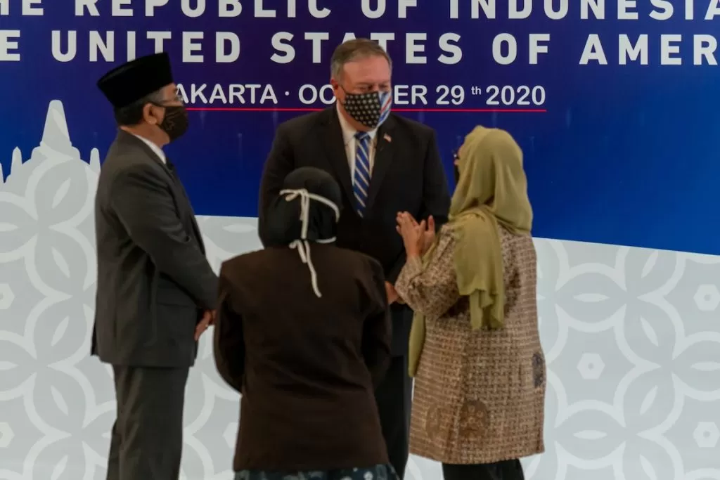 Menteri Luar Negeri Amerika Serikat (Menlu AS) Mike Pompeo (tengah) ketika berkunjung dalam sebuah kegiatan yang dihelat oleh Gerakan Pemuda Ansor. (Foto: Twitter/@SecPompeo)