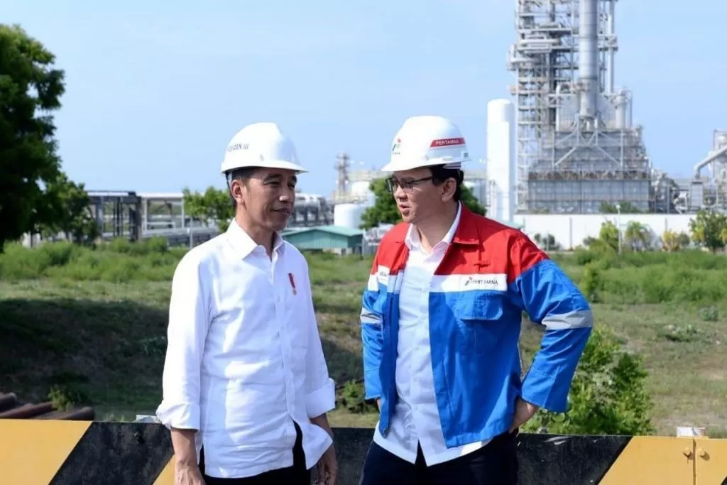 Presiden Joko Widodo (Jokowi) (kiri) bersama Komisaris Utama Pertamina Basuki Tjahaja Purnama (BTP) alias Ahok (kanan) meninjau Kilang PT TPPI di Tuban, Jawa Timur, pada Desember 2019 silam. (Foto: BPMI Setpres)