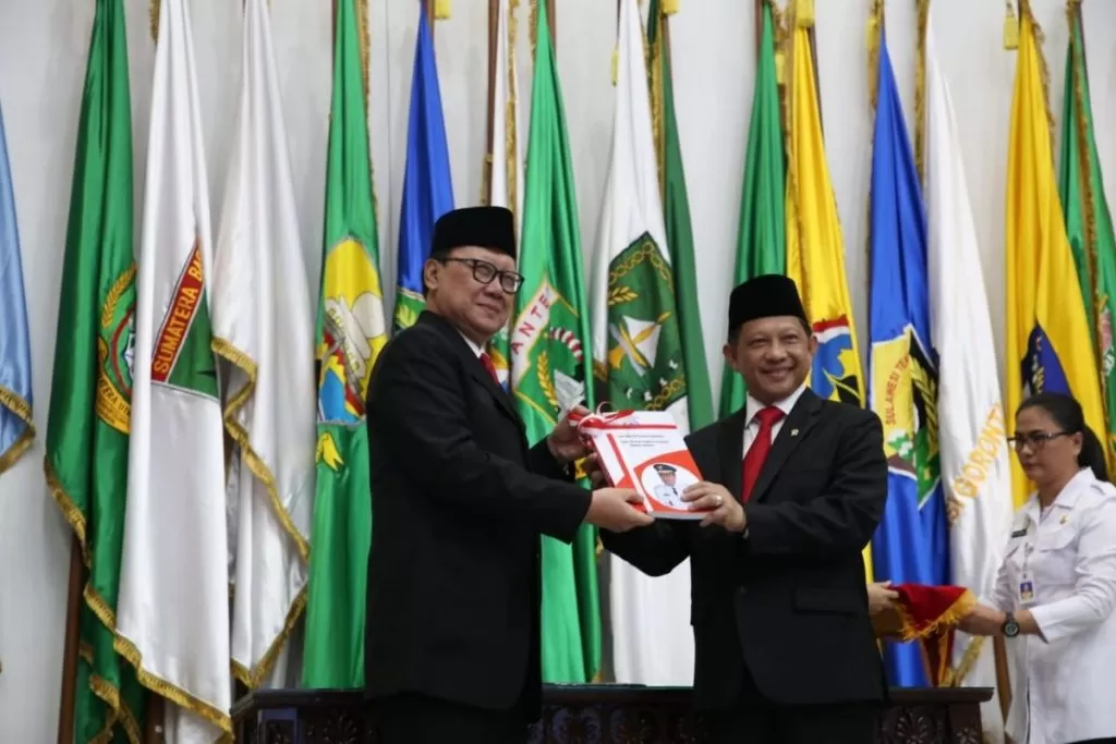 Menteri Dalam Negeri (Mendagri) Tito Karnavian (kanan) menjalani proses serah terima jabatan dari Mendagri sebelumnya, Tjahjo Kumolo (kiri) pada 23 Oktober 2019 silam. (Foto: Istimewa)