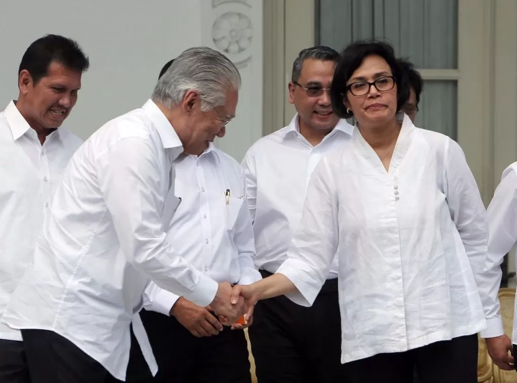 Menteri Keuangan (Menkeu) Sri Mulyani Indrawati (kanan) bersalaman dengan mantan Menteri Perdagangan (Mendag) Enggartiasto Lukita (kiri) pada tahun 2016 silam. (Foto: AP)