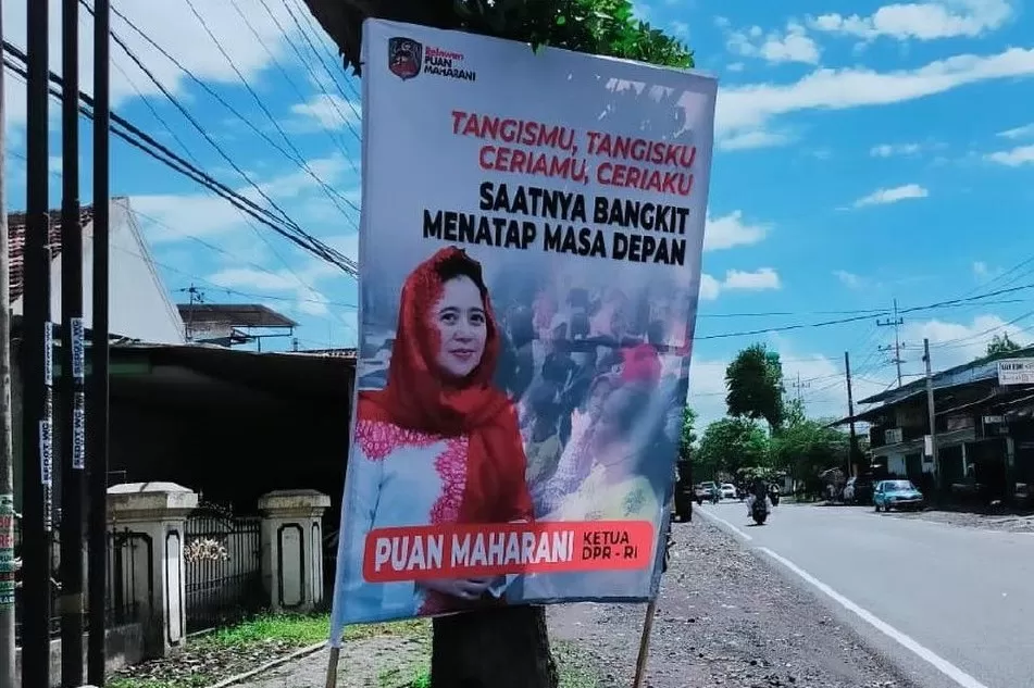 Baliho Puan Menyeru di Semeru