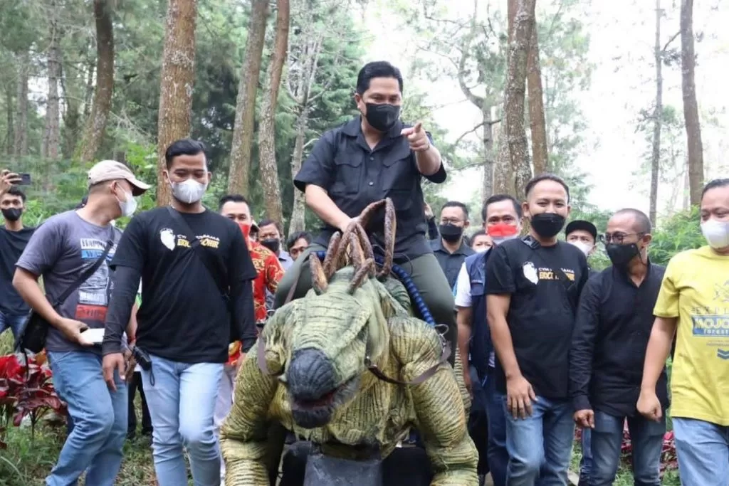 Erick Thohir Naik Dinosaurus