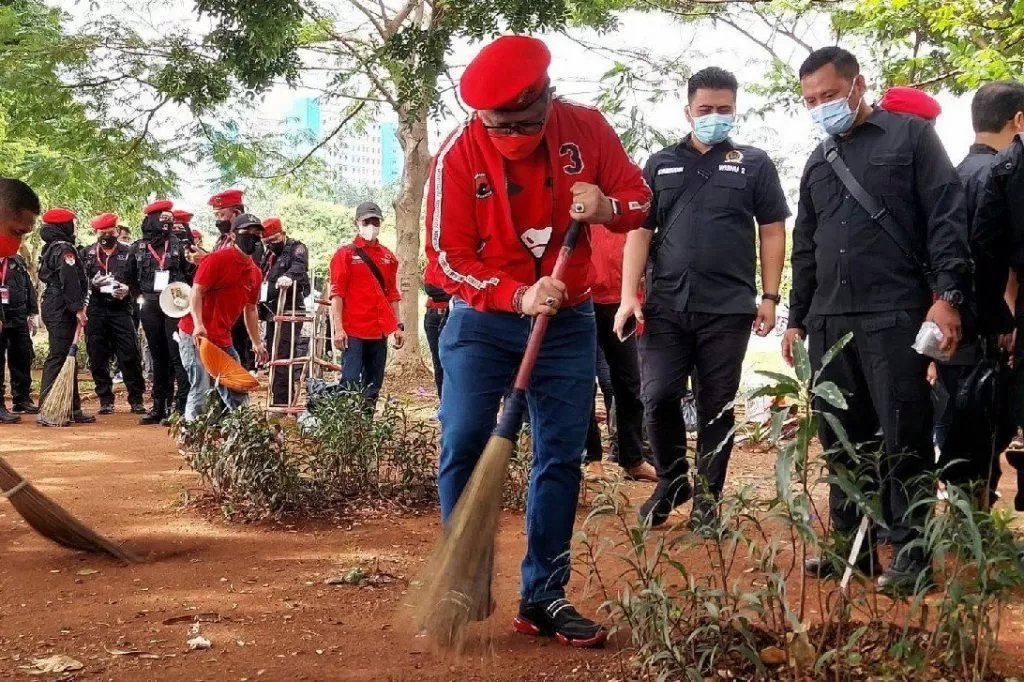 Filosofi Sapu ala Hasto PDIP