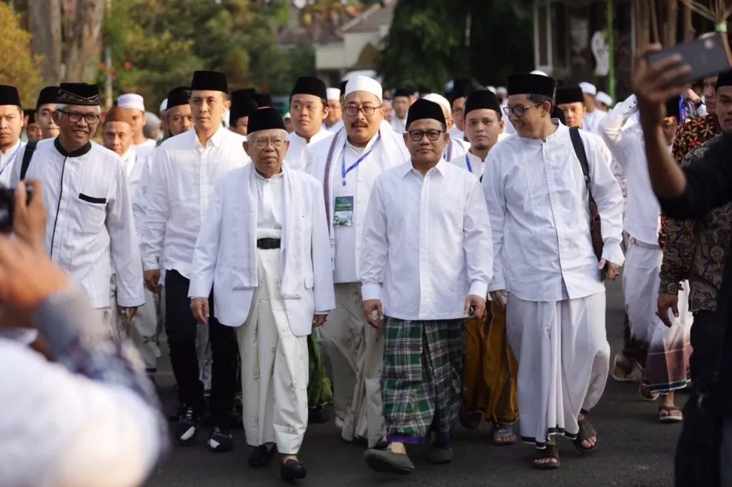 Maruf dan Bapak Bapak Sarungan