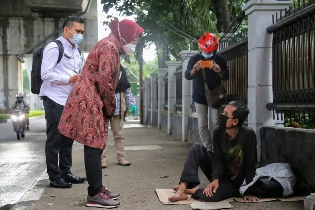 Perang Blusukan Sandiaga vs Risma