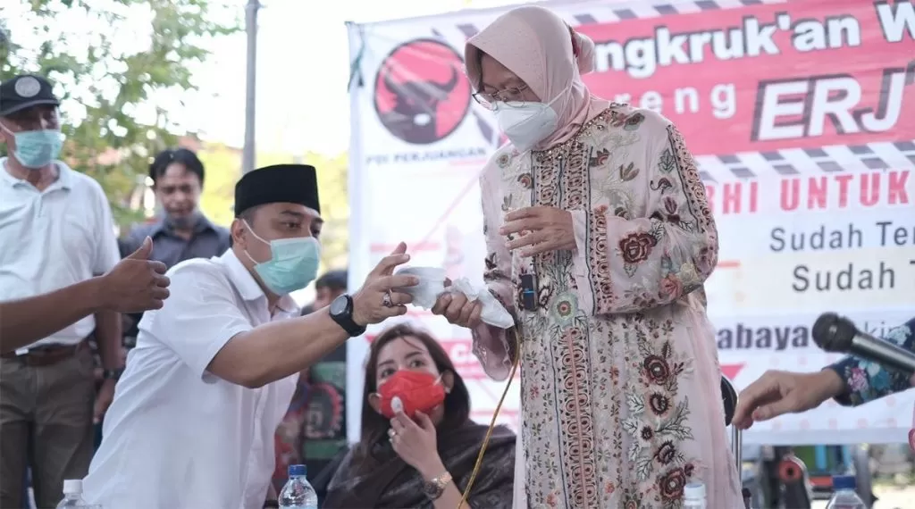 Wali Kota Surabaya Tri Rismaharini (Risma) bersama Calon Wali Kota Surabaya Eri Cahyadi melakukan blusukan ke sejumlah kampung di Surabaya, Jawa Timur. (Foto: JPNN)