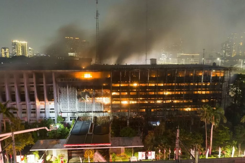 Rokok dan Kebakaran Gedung Kejagung