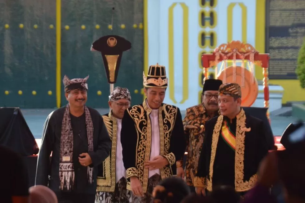 jokowi buka primbon jawa