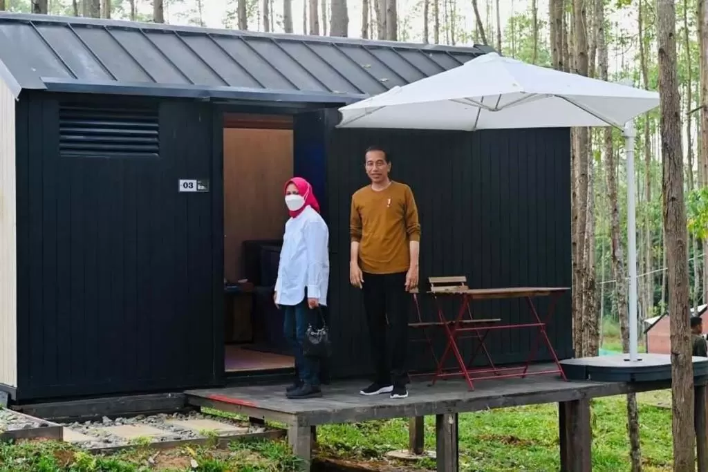 jokowi di tengah hutan